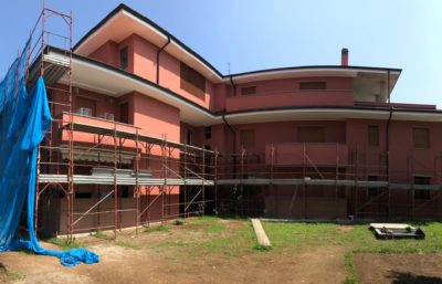 Esterno palazzina retro ponteggi - cantiere