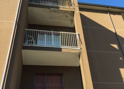 Facciata balconi scrostati per infiltrazioni