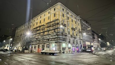 Ponteggio facciata condominio notturna